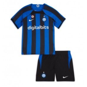 Inter Milan babykläder Hemmatröja barn 2022-23 Korta ärmar (+ Korta byxor)